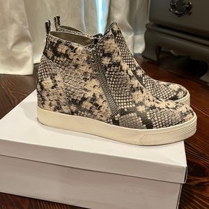 Snakeprint steven madden size 9 wedgie nat snk